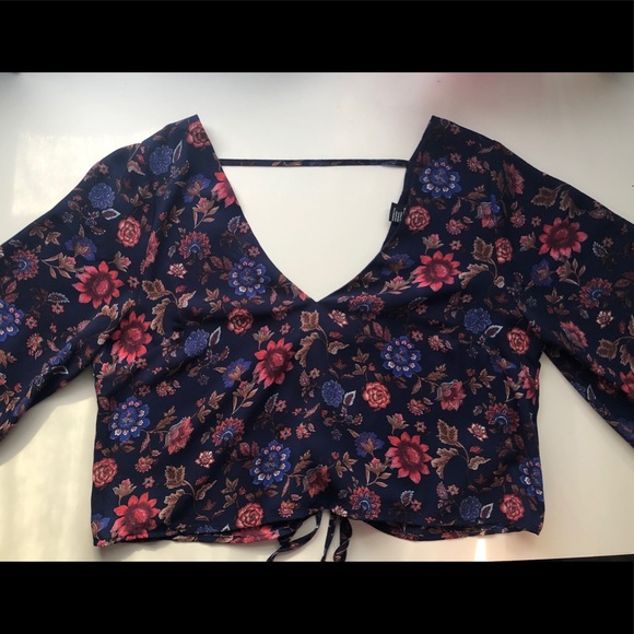 Cute floral crop top! - Picture 1 of 5